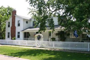 FINLAY HOUSE a Bed and Breakfast in Niagara on the Lake.  Finlay House, a charming B&B celebrating theatre and wine, come and visit for a while!